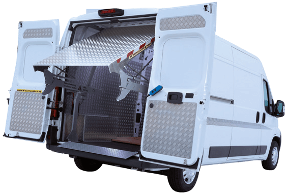 Witte bestelwagen met open laadklep achterin.