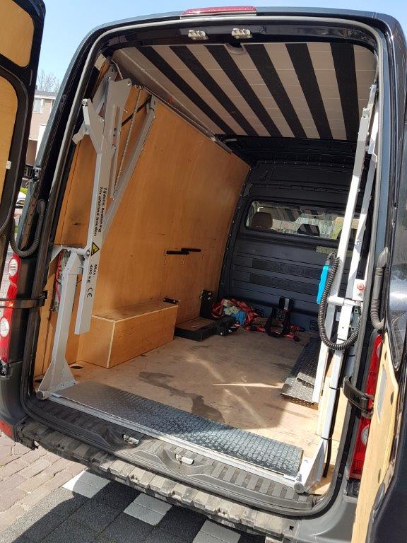 Open bestelwagen met lege laadruimte