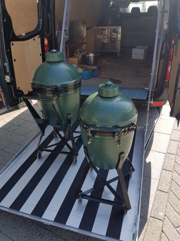 Twee groene kamado barbecues in vrachtwagen